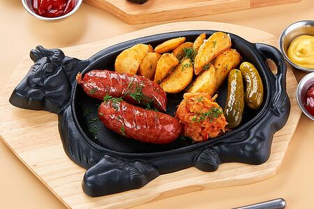 Горячая сковородка с говяжьими колбасками