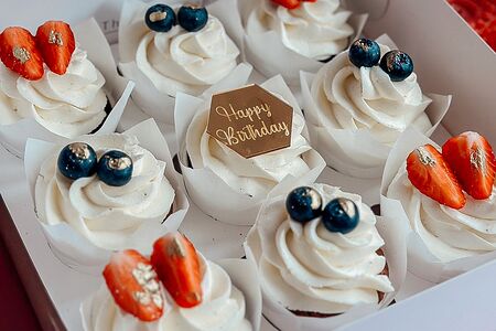 9 Капкейков Happy Birthday с клубникой и голубикой 