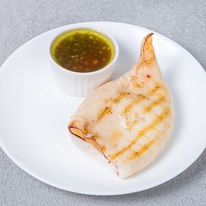 Кальмар гриль в соусе чимичурри