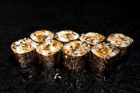 Малые роллы с угрем