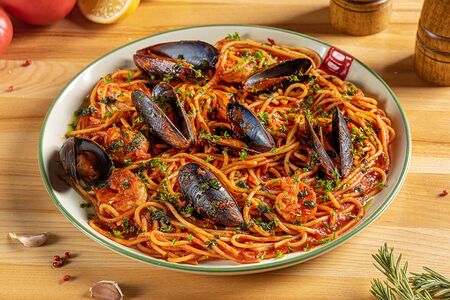 Паста с креветками и мидиями