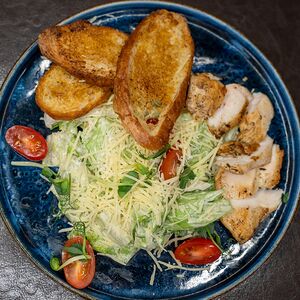 Салат Цезарь с курицей