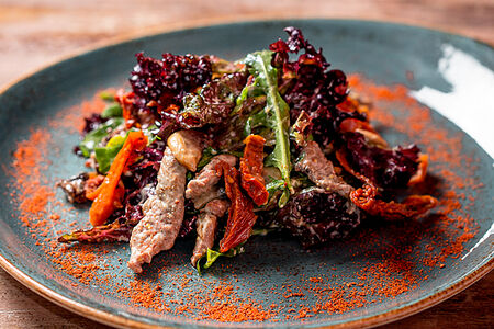 Теплый салат с телятиной