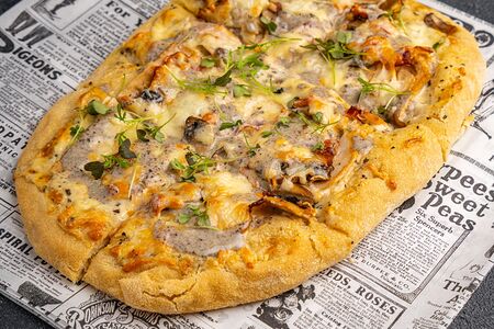 Пицца с курицей и трюфельным соусом