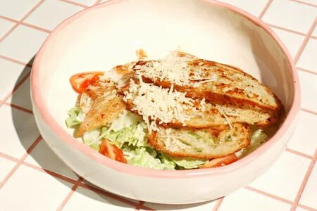 Листья салата с куриным филе