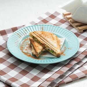 Сэндвич с ветчиной, сыром, овощами и картофелем фри