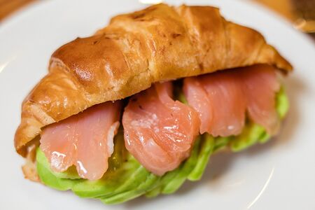 Круассан с лососем и авокадо