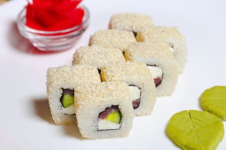 Ролл с тунцом