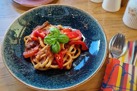 Лагман с вырезкой в томатно-перечном соусе