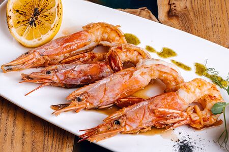 Тихоокеанские креветки на гриле с имбирно-соевым соусом