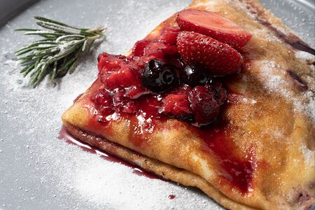 Блинчик с ягодным соусом