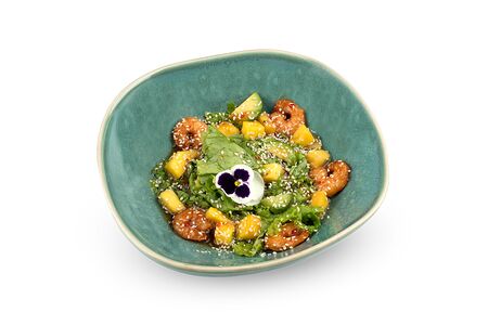 Салат с авокадо, тигровыми креветками