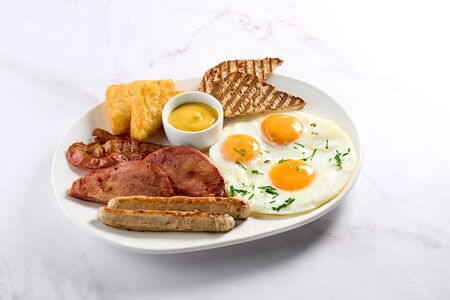 Глазунья с беконом и колбасками из индейки