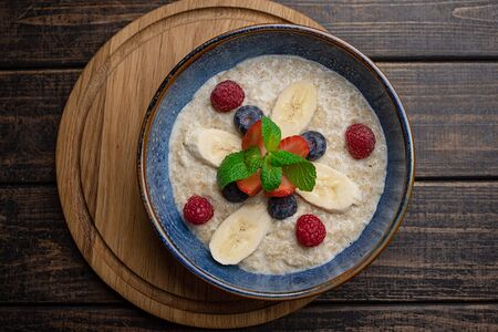 Овсяная каша с ягодами