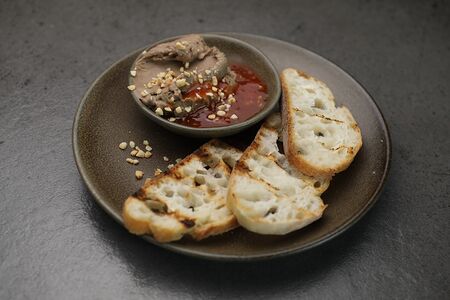 Куриный паштет с томатным чатни, багетом и арахисом