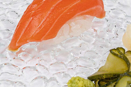 Суши с лососем