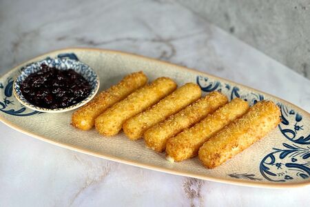 Жареный сулугуни с брусничным соусом