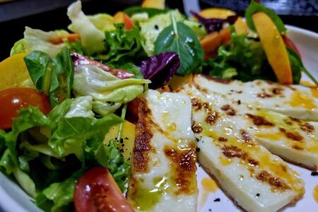 Салат с сыром Халуми и персиком