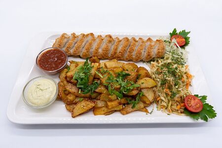 Вкусная тарелка с люля-кебабом из говядины