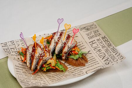 Брускетта унаги с соусом спайси