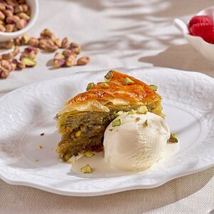 Фисташковая пахлава с мороженым