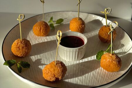 Сырные шарики с клюквенным соусом