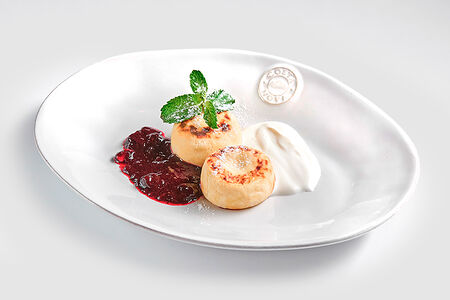 Детские сырники с ягодным соусом и сметаной