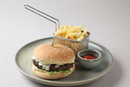 Бургер с говядиной и сыром моцарелла