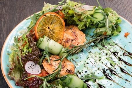 Салат с лососем и апельсиновым соусом
