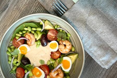 Салат из авокадо и руколы с креветками и кремом из тунца