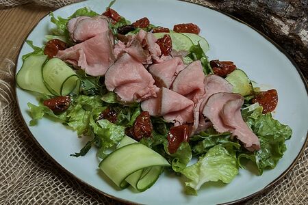 Салат с ростбифом из мраморной говядины, овощами и пикантным соусом