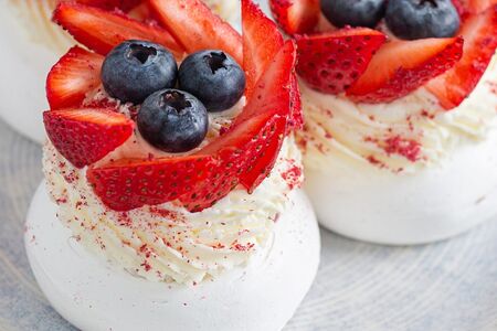 Пирожное Павлова с малиновым патисьером