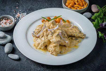 Цыпленок в сливочно-грибном соусе