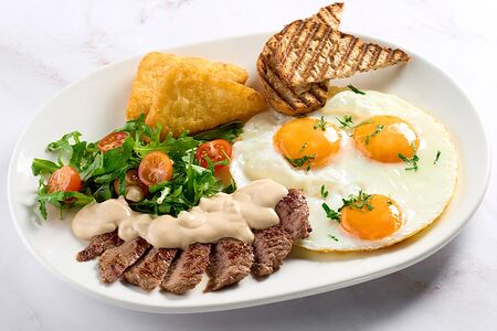 Глазунья с говядиной и хашбрауном