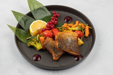 Судак жареный с овощами