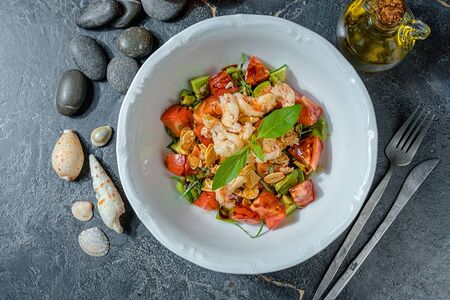 С креветками и авокадо