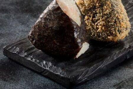 Онигири с лососем