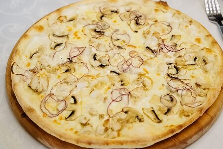 Пицца с курицей и грибами