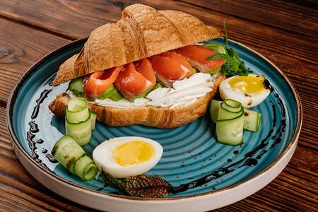 Круассан со слабосоленой семгой