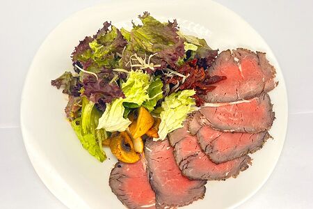 Салат с ростбифом