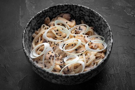 Wok Сливочный с курицей и грибами