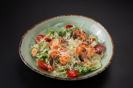 Салат Цезарь с тигровыми креветками