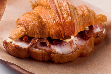 Круассан с пастрами из индейки