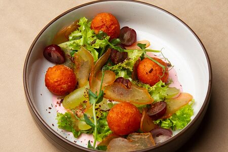 Салат с филе сырокопченого цыпленка и шариками из сыра