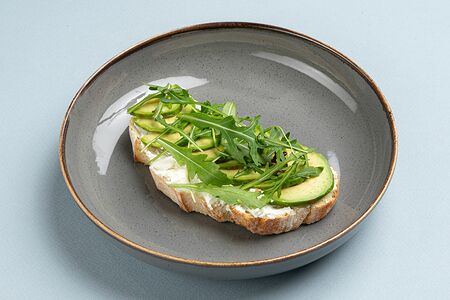 Брускетта с авокадо