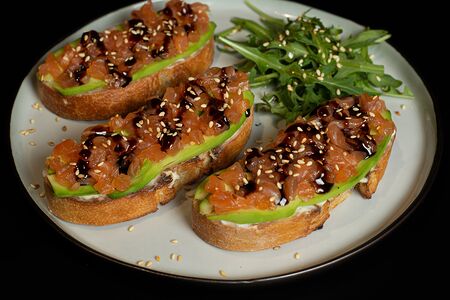 Брускетта с лососем и авокадо