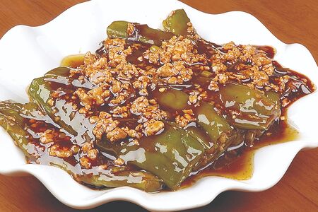 1053. Жареная свинина с острым перцем в соевом соусе