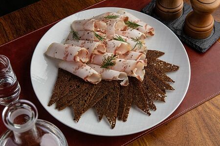 Сало с бородинскими чипсами, хреном и горчицей