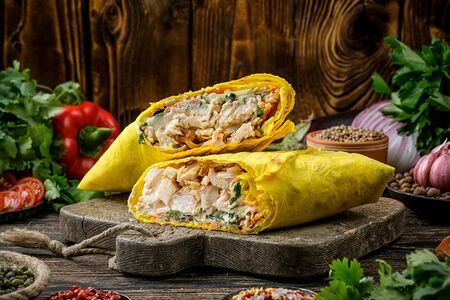 Шаурма мини с курицей в сырном лаваше