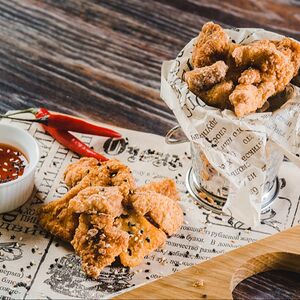 Хрустящая острая курочка с соусом сладкий чили